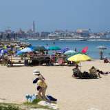...sempre affollata da bagnanti, turisti e sportivi nonostante lo storico problema dello scarico fognario con cui il lido continua a convivere